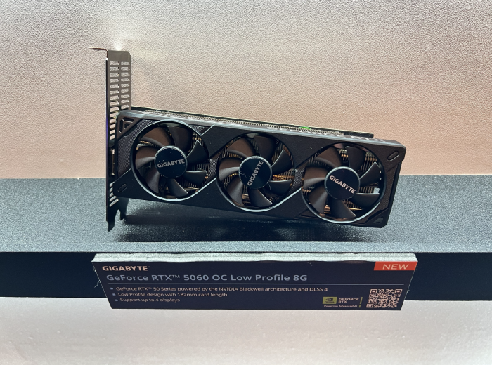 Gigabyte setzt auf Low-Profile. Anstelle eines großen Lüfters befördern drei kleine 40-Millimeter-Lüfter die Abwärme von bis zu 150 Watt weg von der GPU. (Bild: Martin Böckmann/Golem.de)